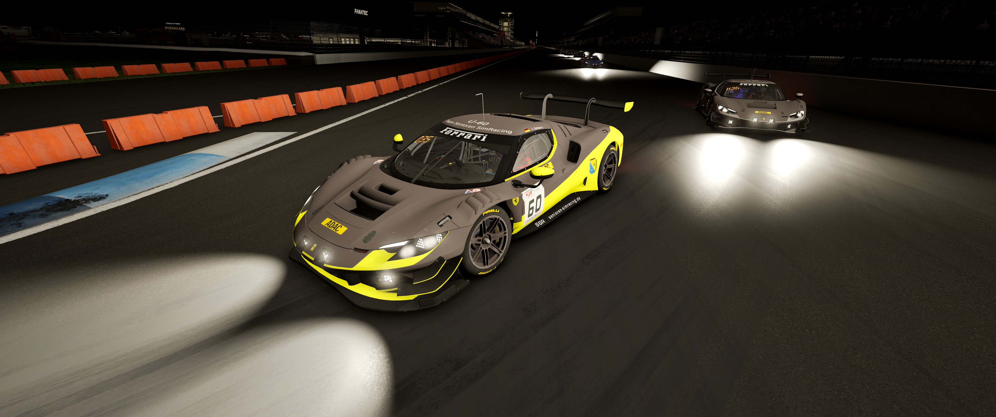 Grau-gelber Ferrari von Senioren SimRacing bei einem virtuellen Nachtrennen