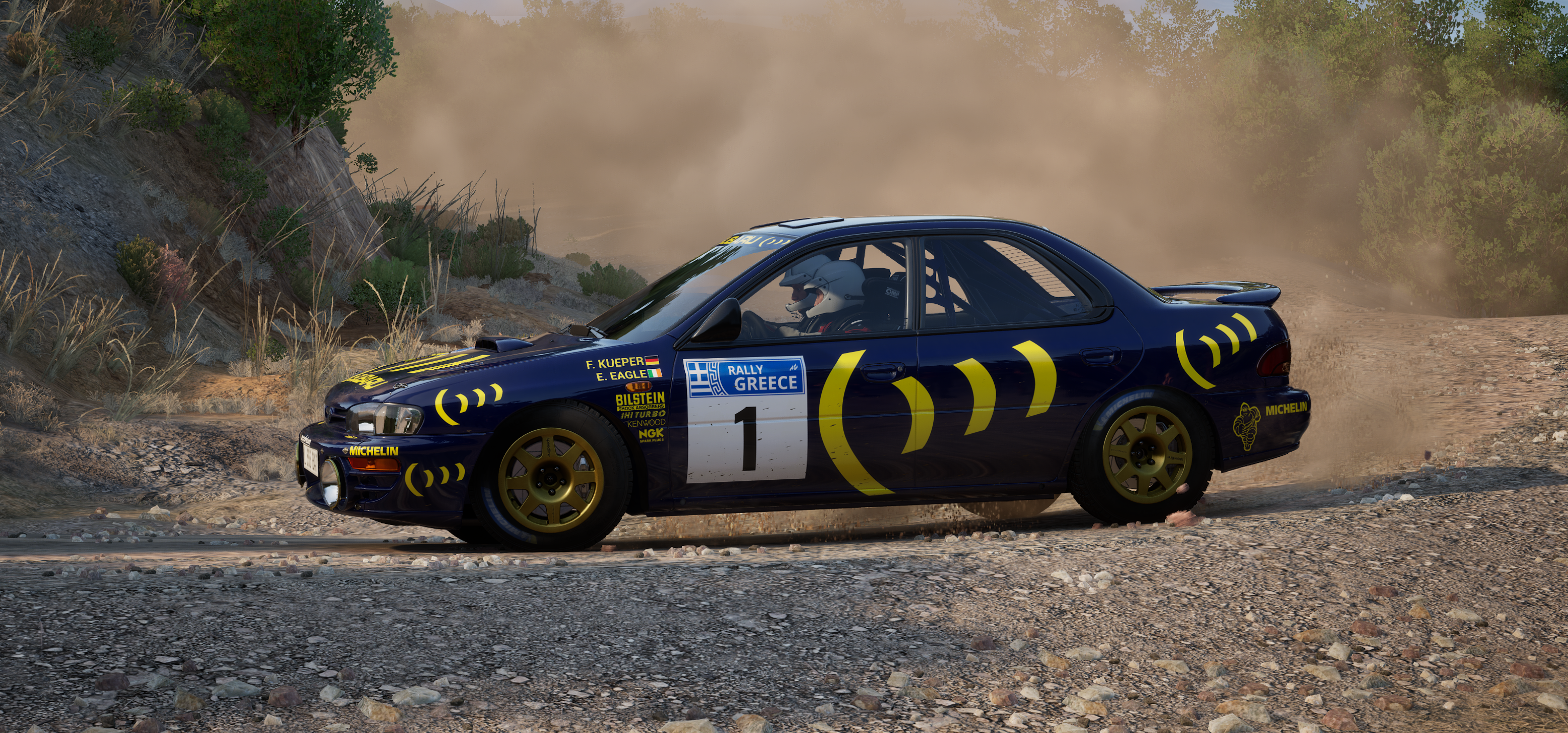 Blau-gelber Subaru auf einer Schotterstrecke im Rallye-Simulator