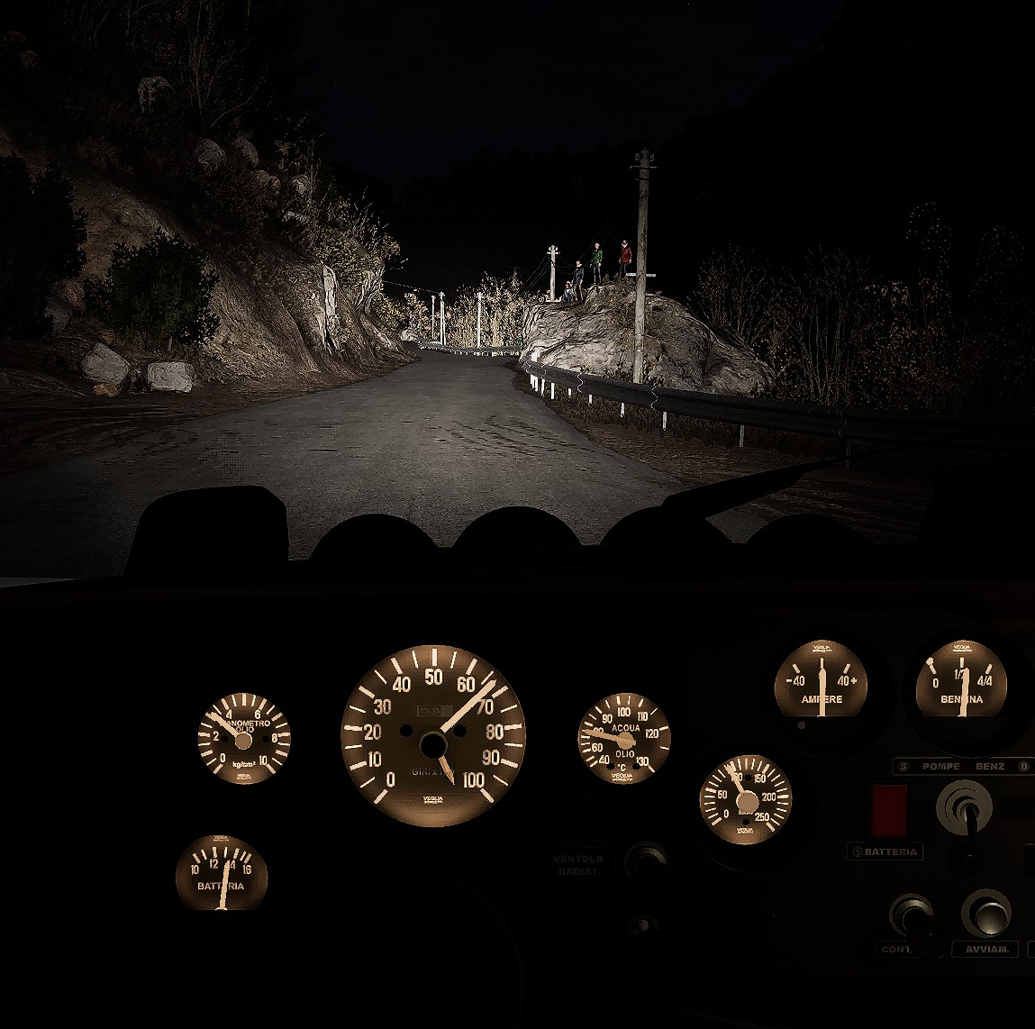 Nächtliche Rallyefahrt am Col de Turini, mit beleuchtetem Armaturenbrett und Bergstraße im Scheinwerferlicht